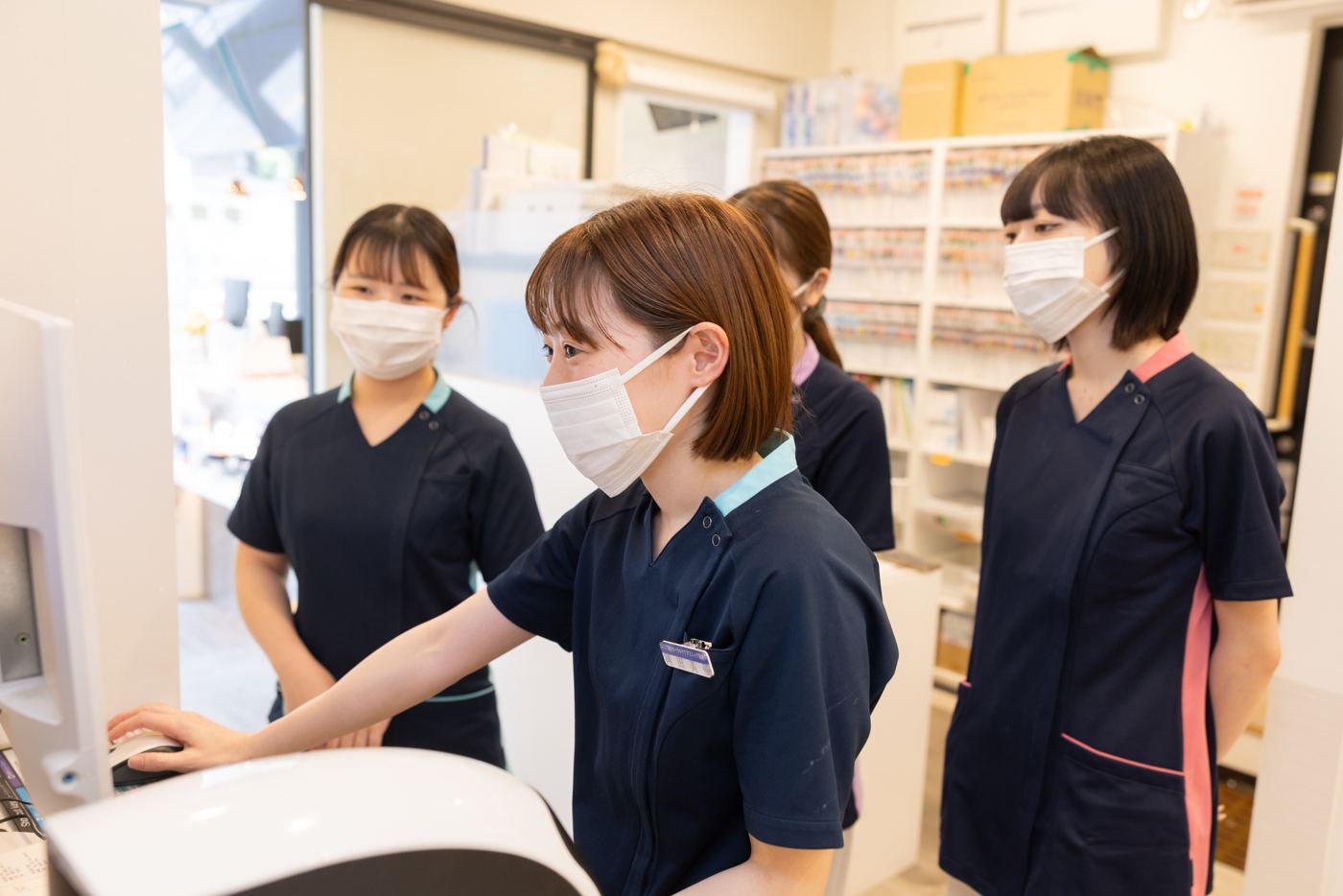 スタッフが連携して診療する様子