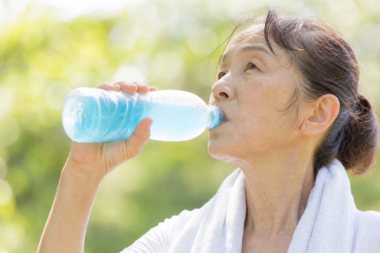 夏にスポーツドリンクをこまめに飲むシニア 神戸市